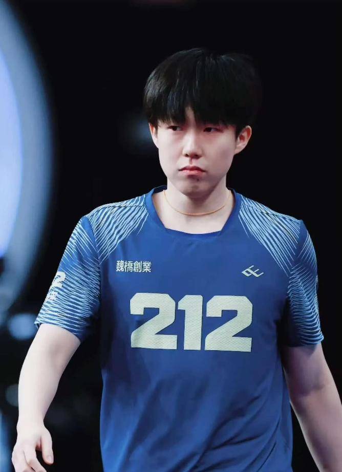 九游会-Faker在日本队比赛中大比分获胜，反败为胜引发热议！引发球迷热议(英雄联盟全球总决赛faker)