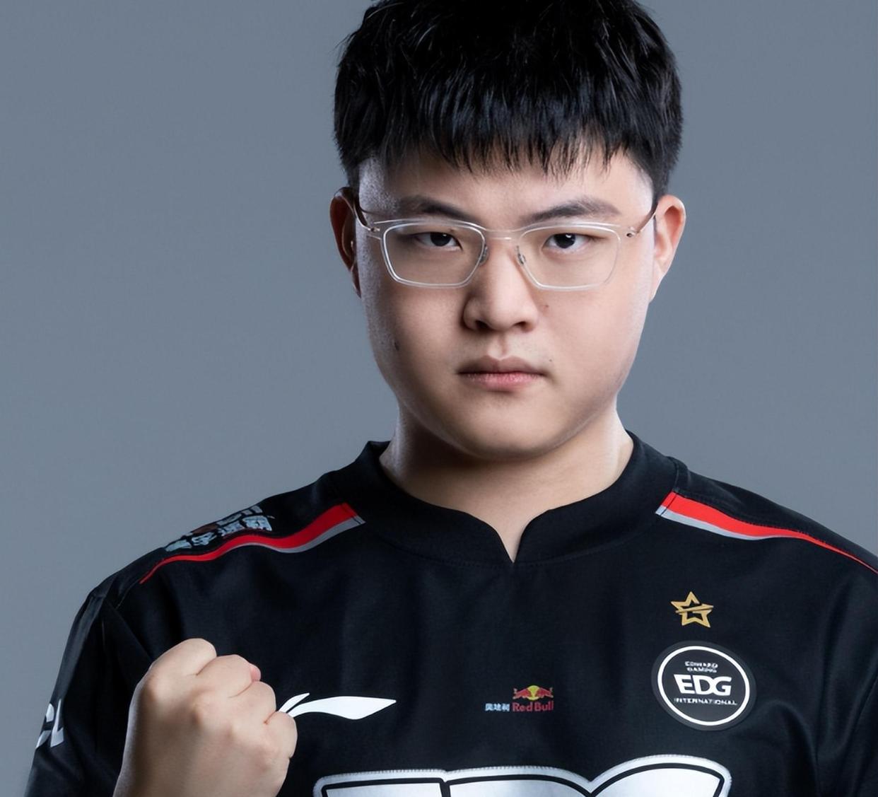 九游会-Uzi回归赛场，精彩发挥首场状态亮眼，法国队观众沸腾！的简单介绍