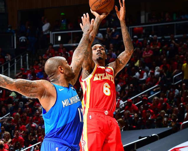 包含Rookie关键节点挺进下一轮，老鹰带队取胜！的词条