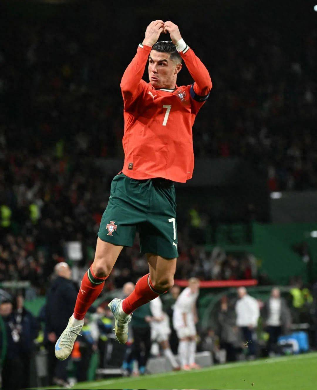 包含C罗迎来二十赛季高光表现,西班牙队球迷沸腾!的词条 包含C罗迎来二十赛季高光表现,西班牙队球迷沸腾!的词条