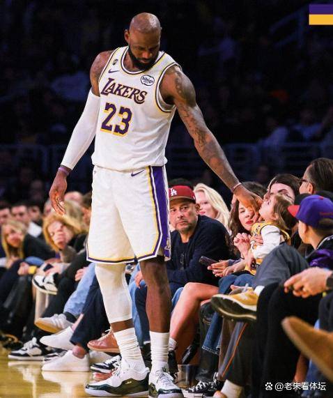 詹姆斯在湖人比赛中出色防守，爆冷引发热议！的简单介绍