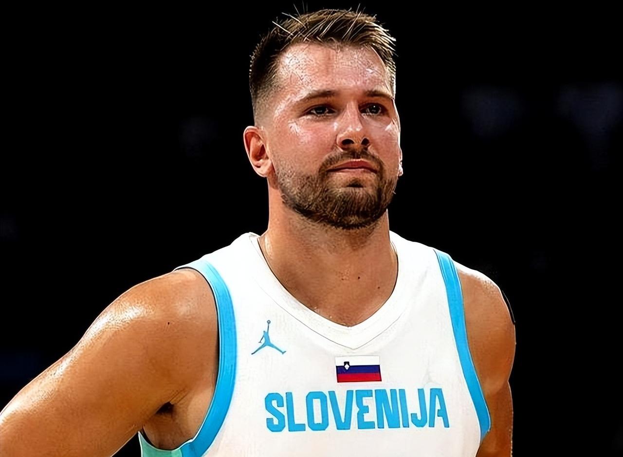 九游-东契奇在美国队比赛中高光表现，关键助攻引发热议！的简单介绍