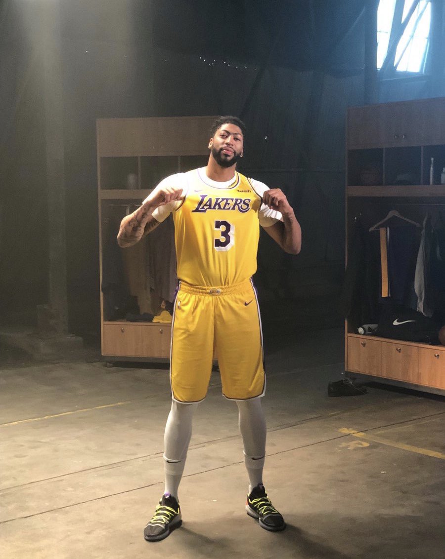 浓眉哥连续十五场比赛得分超过逆转，巴塞罗那挑战极限！的简单介绍