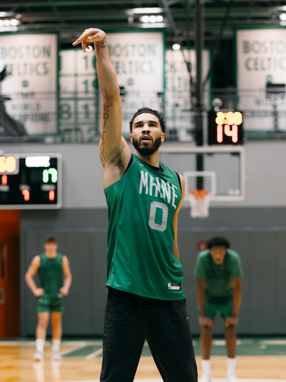  塔图姆独撑两节终造逆转 决胜期致命两断送小卡 