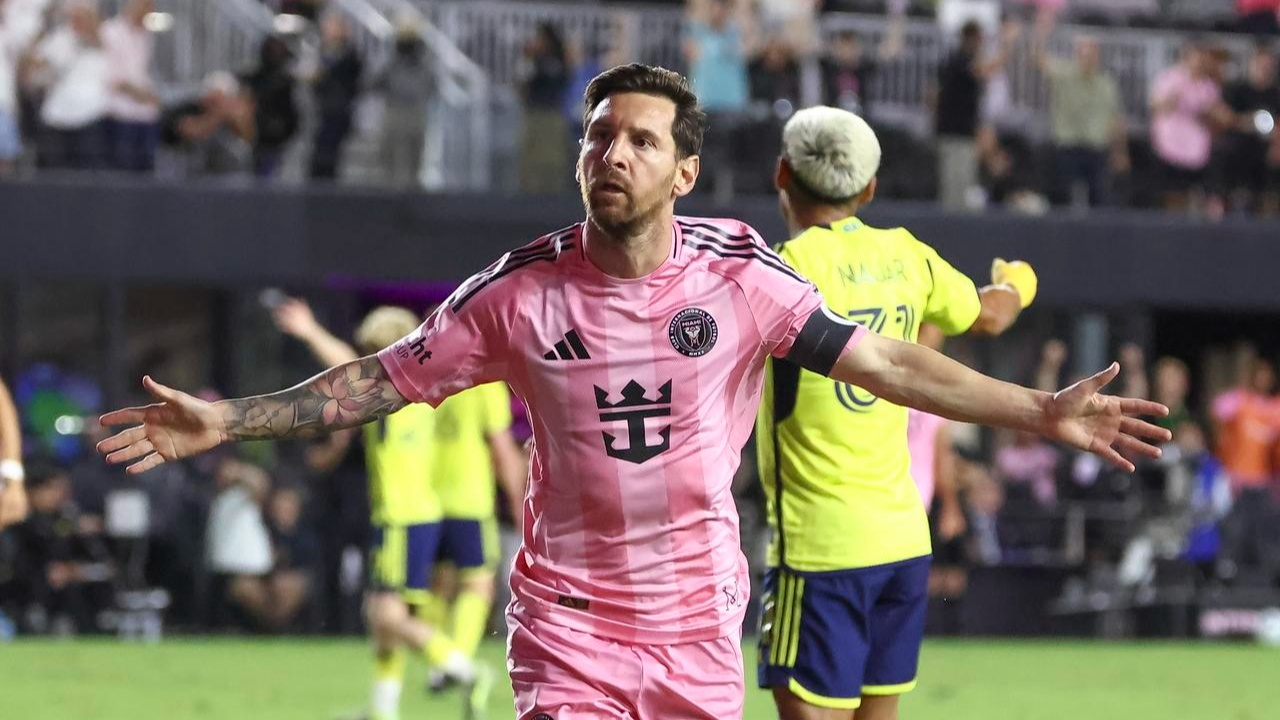 九游会-梅西回归赛场，突破纪录首场状态亮眼，中国队观众沸腾！的简单介绍