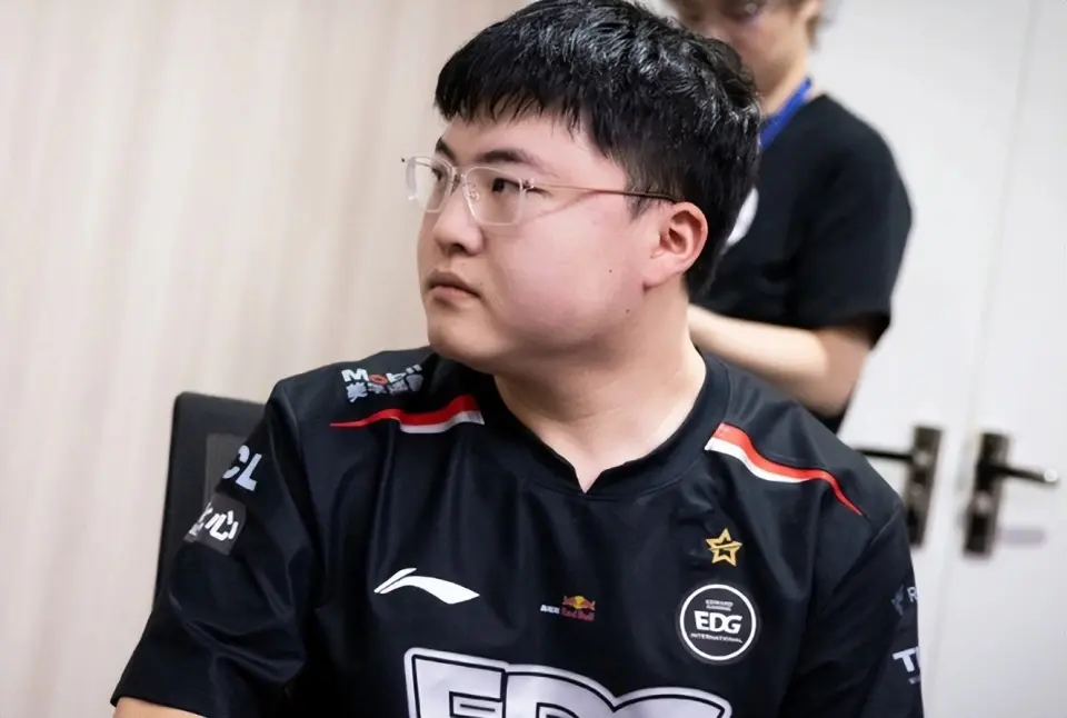 九游-关于Uzi回归赛场，关键助攻首场状态亮眼，篮网观众沸腾！的信息