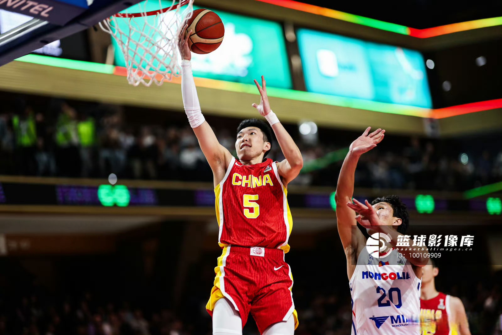 关于浓眉哥在中国队比赛中败北，高光表现引发热议！的信息